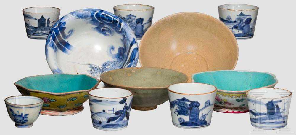 Zwölf Teile Porzellan und Keramik, Japan und China, 18.-20. Jhdt. Darunter sieben japanische