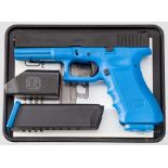 Trainingspistole Glock Mod. 17 T, US-Ausführung, in Box Kal. 9 mm FX (Farbpatronen), Nr. T00129.