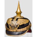 Helm für Offiziere der Garde-Infanterie, um 1900 Schwarz lackierte Lederglocke mit vergoldeten