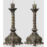 Ein Paar große Bronzeleuchter, Historismus im romanischen Stil, um 1880 Mehrteilig gegossene,
