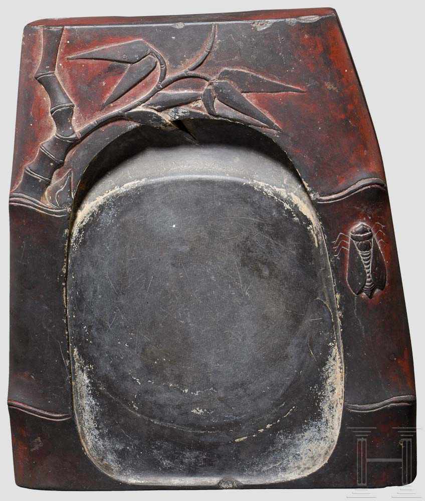 Geschnittener Tusche-Reibestein, China, 17./18. Jhdt. Leicht konischer, rot-schwarz gefasster - Image 2 of 3