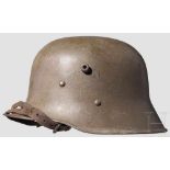 Stahlhelm M 17, deutsches Muster Erdbraune Originallackierung, innenseitig vernietete Laschen zur