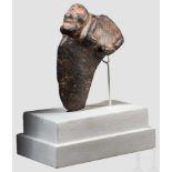 Ritualaxt aus Felsgestein mit Figur im Nacken, Taino-Kultur, Karibik, 11.-15. Jhdt. Steinbeil mit