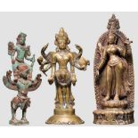 Drei Figuren weiblicher Gottheiten, Indien, 19./20. Jhdt. Bronze. Unterschiedliche, jeweils stehende