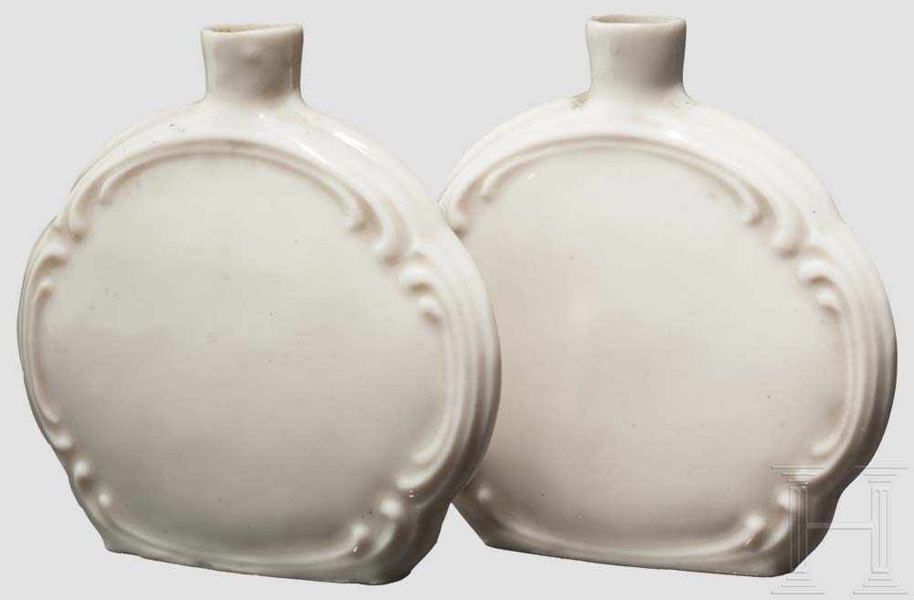 Zwei kleine Duftstoff-Fläschchen Eine davon mit barocker Falknerdarstellung. Entwurf Franz Nagy - Image 2 of 3