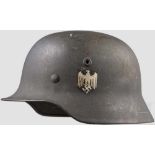 Stahlhelm M 40 des Heeres mit einem Abzeichen Die Glocke außenseitig feldgrau überlackiert und mit