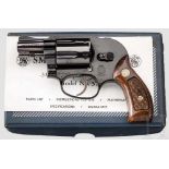 Smith & Wesson Mod. 36, "The Bodyguard Airweight", im Karton Kal. .38 Spl., Nr. 404J91. Blanker