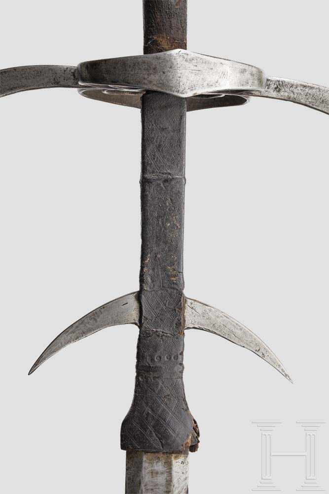 Bidenhänder, süddeutsch, um 1580 Breite Klinge mit kräftiger Schlagspitze. Einseitig geschlagene - Image 6 of 7