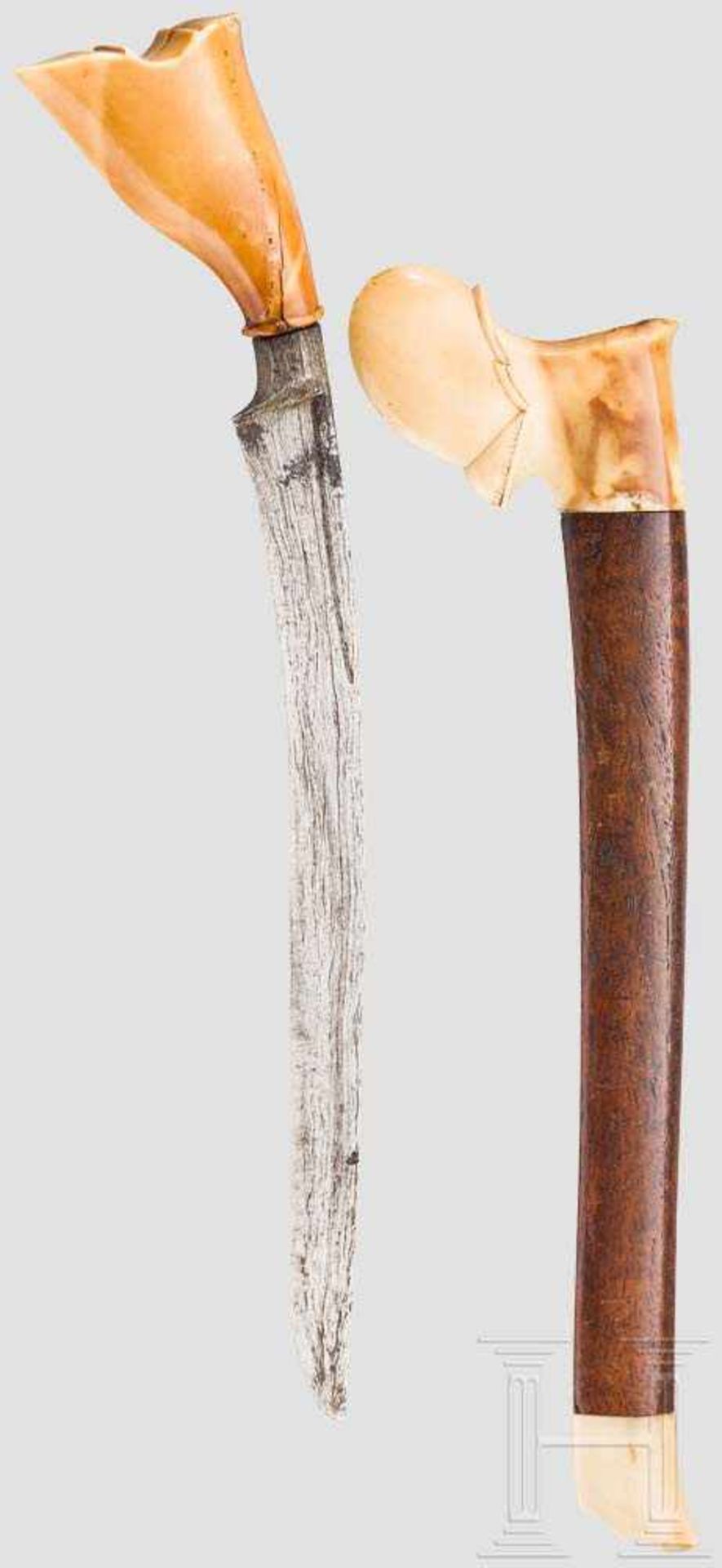 Pedang, Sumatra, um 1900 Gekrümmte und schmale Damastklinge mit kräftigem, am Knauf verbreiterten