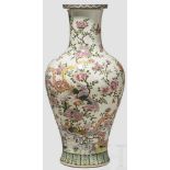 Porzellan-Bodenvase, China 20. Jhdt. Große, bauchige Vase aus leicht gräulichem Porzellan. Umlaufend
