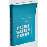 Handbuch "Kleine Waffenkunde", MdI der DDR Blauer, flexibler Schutzumschlag mit dem Titel "Kleine