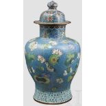 Cloisonné-Vase, China, 19. Jhdt. Bauchige Vase aus Kupfer mit ganzflächigem Cloisonné-Dekor. Auf der