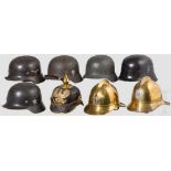 Sammlung von Helmen und Kopfbedeckungen Zwölf Kopfbedeckungen: Helm M 40 Luftwaffe, Helm M 35 Heer