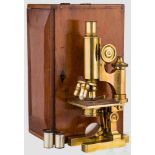 Mikroskop, Ross, London, um 1900 Messing, Nickel, Stahl, Glas. Massives Stativ mit Herstellerstempel