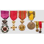 Vier Auszeichnungen und zwei Miniaturen Leopolds-Orden, Ritterkreuz mit Schwertern, Silber und