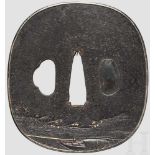 Tsuba, Japan, um 1850 Eiserne O Kakumarugata Tsuba im Nara-Stil. Auf glatter Platte Shakudo-