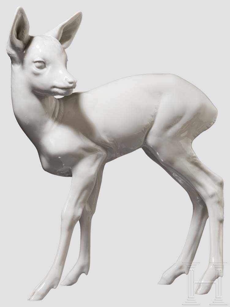 Stehendes Rehkitz Weiße, glasierte Porzellanfigur nach einem Entwurf von Prof. Theodor Kärner. Auf