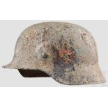 Stahlhelm M 35 Stark rostnarbige Glocke mit Resten der Lackierung bzw. des Anstriches und der beiden