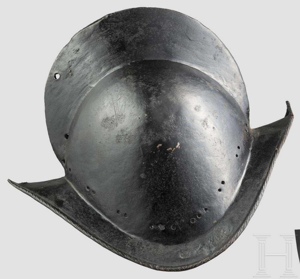 Geschwärzter Morion, deutsch um 1600 Einteilig geschlagene Kalotte mit hohem geschnürltem Kamm. Am