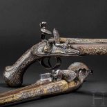 Ein Paar eisengeschnittene Luxus-Orientpistolen, osmanisch, um 1800 Runde Läufe mit glatten Seelen