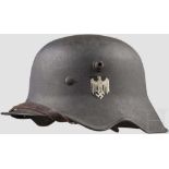 Stahlhelm M 18 des Heeres mit Ohrenausschnitt und einem Abzeichen Feldgrau übermalte Glocke mit