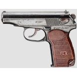 Makarov M 59 Kal. 9 mm Mak., Nr. 4187. Nummerngleich, inklusive Magazin. Blanker Lauf, innen