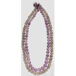 Doppelsträngige Kette mit geschnittenen Perlen aus Amethyst und Achat, China, 18./19. Jhdt. Kette