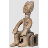 Terrakotta-Grabfigur der Akan, Ghana Bräunliche Keramik mit leichter Alterspatina. Sitzende,