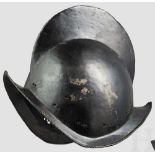 Geschwärzter Morion, deutsch, um 1600 Einteilig geschlagene Kalotte mit hohem, geschnürltem Kamm,