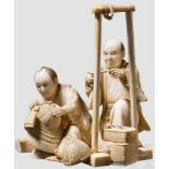 Okimono "Der Helmschmied", Japan, 2. Hälfte 19. Jhdt. Fein geschnitzte Figurengruppe aus