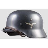 Stahlhelm M 35 der Luftwaffe mit einem Abzeichen Glocke mit luftwaffenblauer Originallackierung,