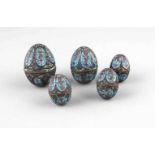 Fünf Emaille-Eier, Russland, spätes 19. Jh., Kupfer u. polychrome Emaille, Deckeldosen in ovoider