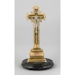 Kruzifix, spätes 19. Jh., Holz, geschnitzt, stuckiert u. vergoldet, Gelb- u. Weißguss, Korpus Chisti