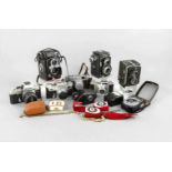 Mehrteiliges Kamera-Konvolut, Zorki 4 mit Tasche, Rolleiflex Compur, Ricoh TLS 40I, Kiev Jupiter 12,