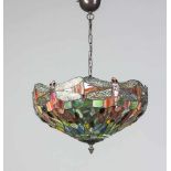 Deckenlampe im Tiffany-Stil 2. H. 20. Jh., elektr., 3-flg., verlötetes farbiges Glas, umlaufen mit