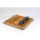 Schachspiel, 1980er Jahre, 32 geschnitzte Holzfiguren, 1 Partie in hellbraun 1 Partie in
