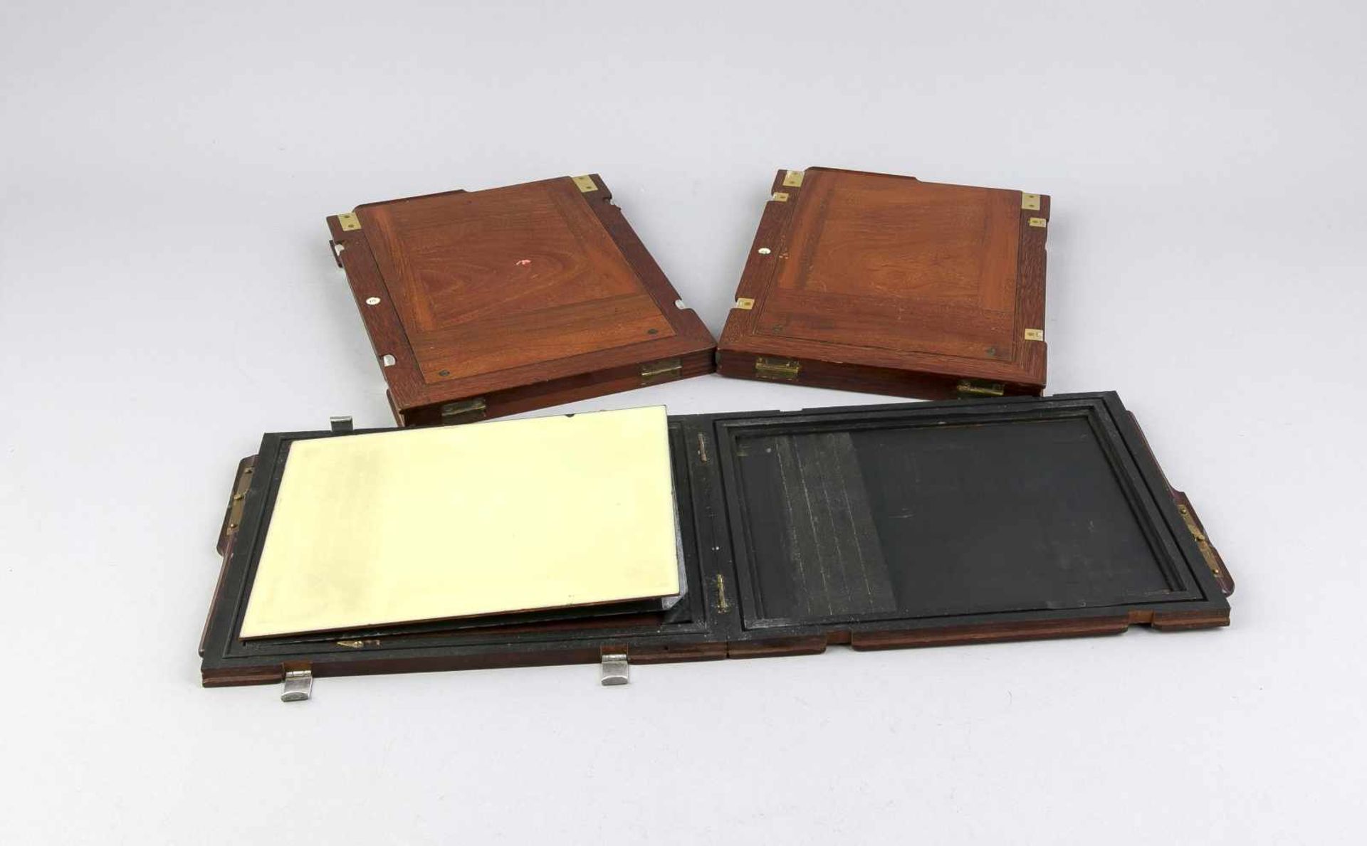 3 Fotoplatten für Plattenkameras, 1. H. 20. Jh., Holzgehäuse, Glas- u. Metallplatten, 1 Glasplatte