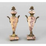 Paar Kaminbegleiter in Vasenform, 2. H. 19. Jh., mehrfarbiger Marmor und Messingapplikationen,