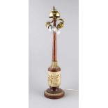 Tischlampe im Stil des Klassizismus, um 1900, 2-flg. elektr., Mahagoni u. beige glasierte Keramik,