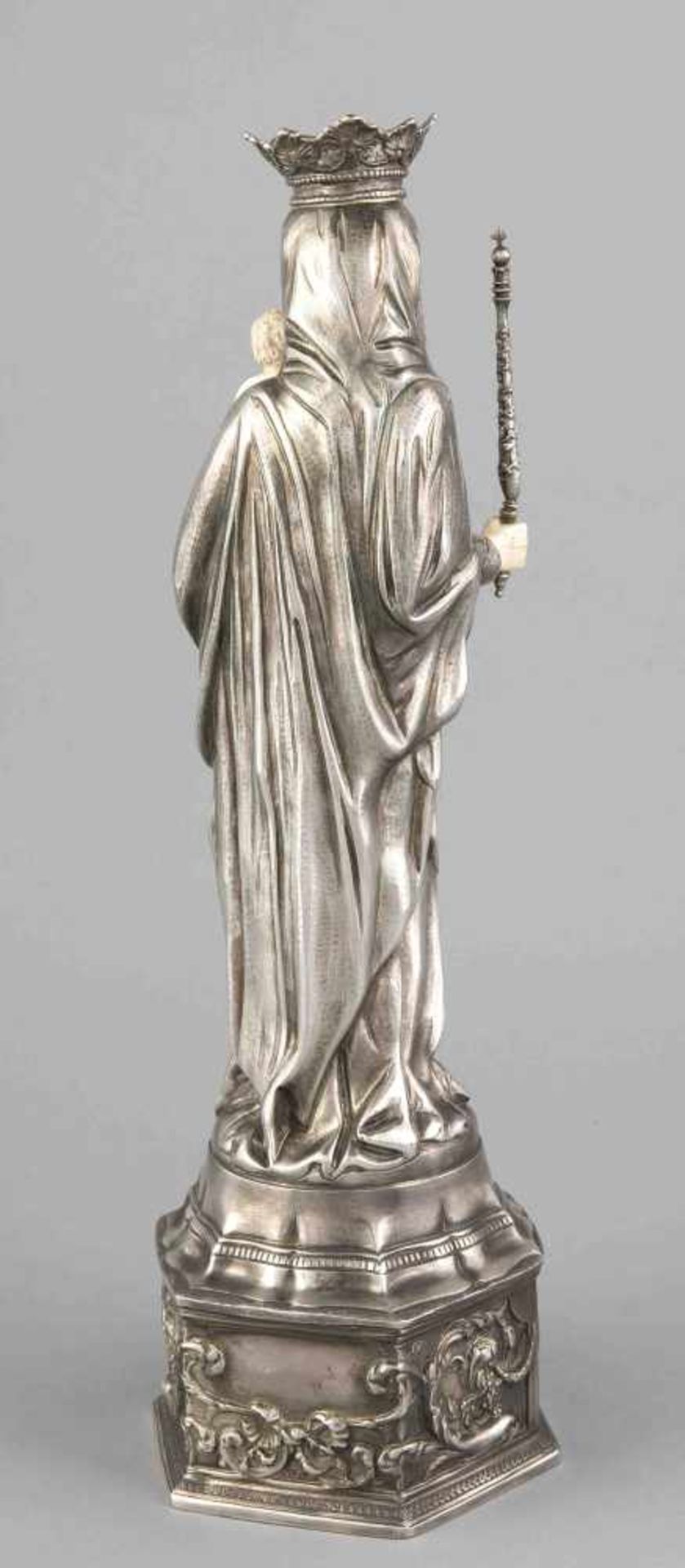 Historismus-Madonna mit Elfenbeineinlagen, Deutsch, um 1900, Silber 800/000, gotisierende Form, - Image 2 of 2