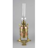Jugendstil Petroleumlampe, um 1900/10, dreipassiger Messingstand mit stiltypischem Dekor,