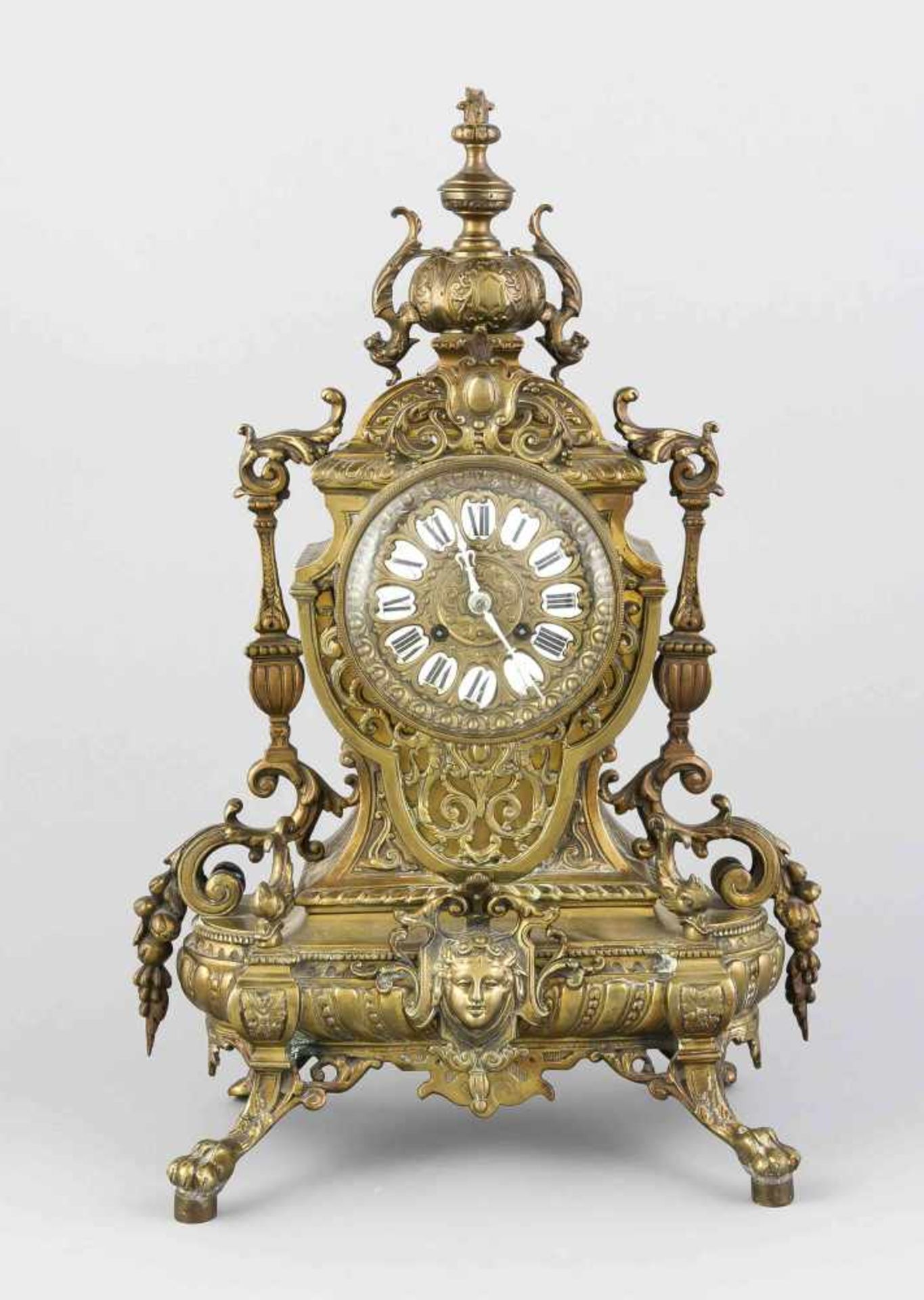 Historismus Pendule, Frankreich um 1880, patiniertes Messinggehäuse mit zeittypischem Dekor,