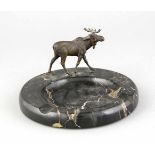 Ascher mit figürl. Bronze-Elch, 1. H. 20. Jh., schwarzer, grau u. braun geäderter Marmor, flache,