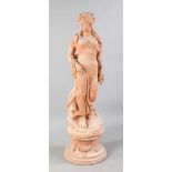 Weibliche Figur auf rundem Postament, Montecchio, Florenz, Anf. 21. Jh., Terracotta, lebensgroße