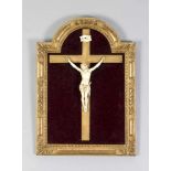 Kruzifix, 19. Jh., vollplastische Elfenbeinschnitzerei im Dreinageltypus, vergoldetes Holzkreuz,