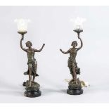 Paar figürl. Tischlampen, Frankreich, 1. H. 20. Jh., 1-flg. elektr., Weißguss, dunkelbraun