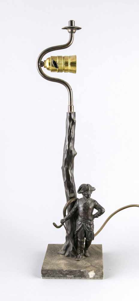 Figürl. Tischlampe, 2. H. 19. Jh., 1-flg. elektr., Bronze, dunkelbraun patiniert, grau-weiß