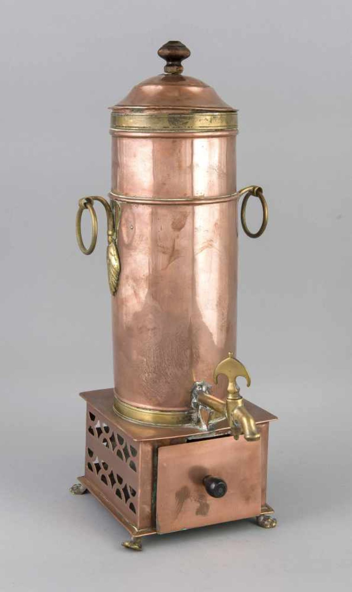 Kaffeebereiter, 2. H. 19. Jh., Kupfer und Messing, quadratischer Sockel mit schauseitiger Schublade,