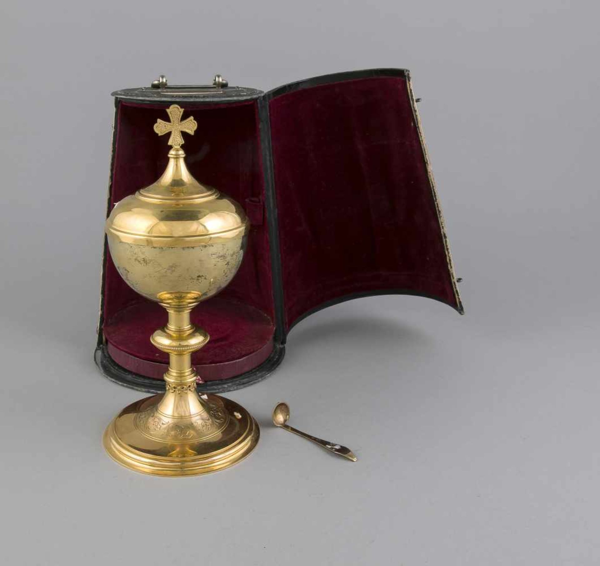 Messkelch mit Deckel, 20. Jh., Silber 800/000 (niederl. Prüfpunze), vergoldet, runder gewölbter