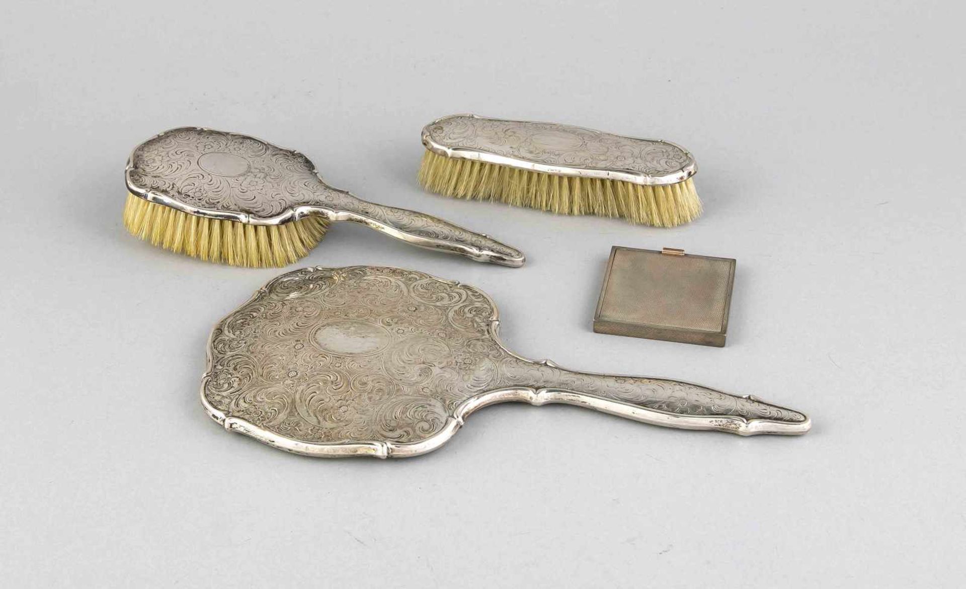 Dreiteiliges Frisierset, Deutsch, 1. H. 20. Jh., Silber 800/000, bestehend auf 2 Bürsten ud einem